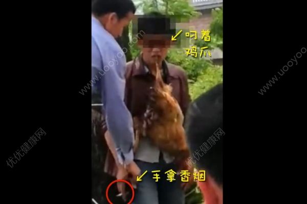 男子偷雞被村民綁在樹(shù)上！嘴里叼著雞練罰站！(3)