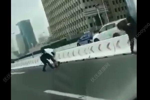 上海兩車斗氣！車上兩對(duì)男女竟在高架道路上下車撕斗！(1)