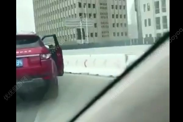 上海兩車斗氣！車上兩對(duì)男女竟在高架道路上下車撕斗！(2)