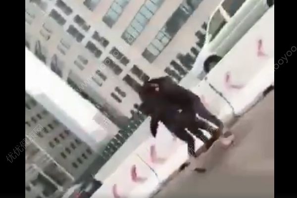 上海兩車斗氣！車上兩對(duì)男女竟在高架道路上下車撕斗！(3)