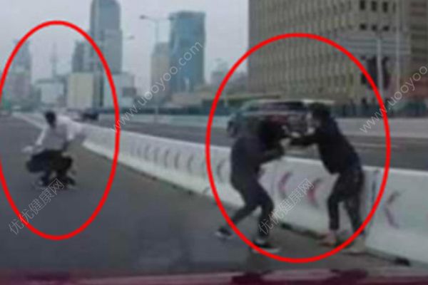 上海兩車斗氣！車上兩對(duì)男女竟在高架道路上下車撕斗！(4)