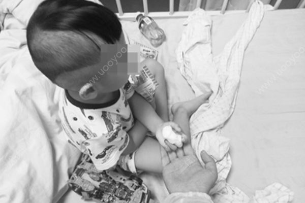 西安1歲多男童花壇內(nèi)大便不慎坐倒，植物刺入肛門致直腸破損(1)