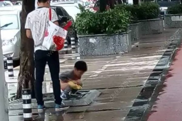 西安1歲多男童花壇內(nèi)大便不慎坐倒，植物刺入肛門致直腸破損(2)