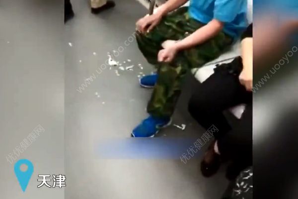 有人地鐵車廂里剝蒜！她是這樣做的！(1)