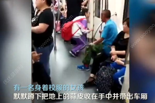 有人地鐵車廂里剝蒜！她是這樣做的！(3)