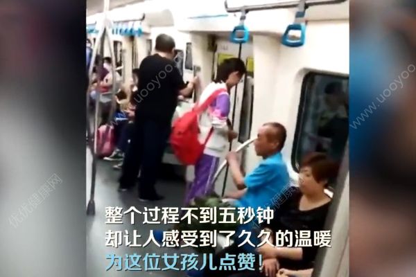 有人地鐵車廂里剝蒜！她是這樣做的！(4)