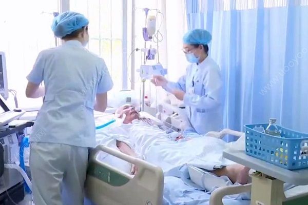 老人突然暈倒路邊，懷孕護(hù)士跪地?fù)尵?0分鐘(2)