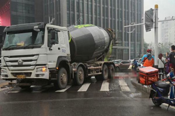 湖北發(fā)生慘烈車禍！女子被攪拌車碾壓當(dāng)場身亡！(1)