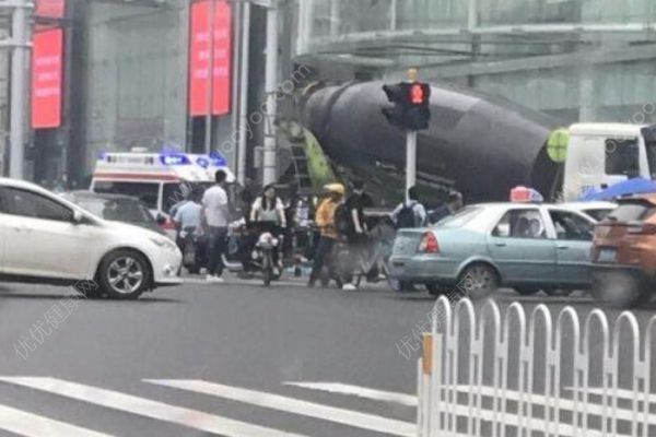 湖北發(fā)生慘烈車禍！女子被攪拌車碾壓當(dāng)場身亡！(2)
