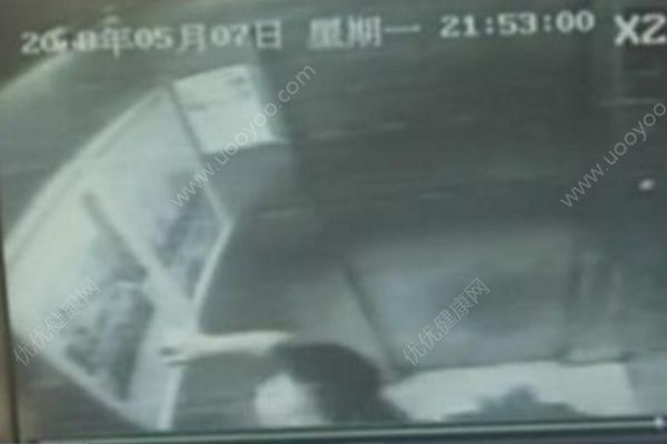 熊孩子電梯內(nèi)點(diǎn)火致?lián)p壞，乘坐電梯要注意什么？(1)