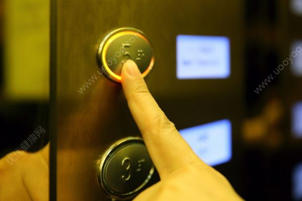熊孩子電梯內(nèi)點(diǎn)火致?lián)p壞，乘坐電梯要注意什么？(3)