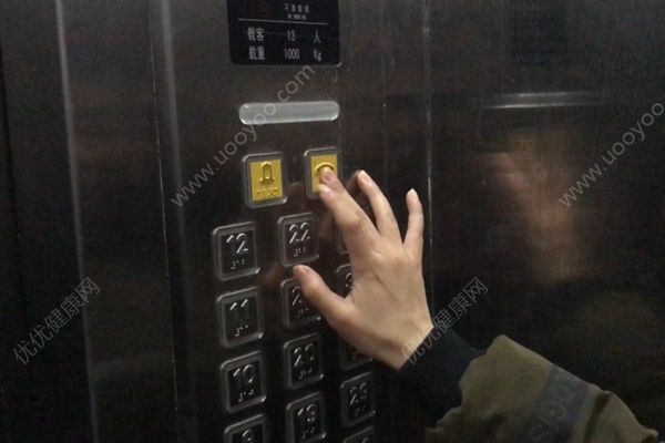 熊孩子電梯內(nèi)點(diǎn)火致?lián)p壞，乘坐電梯要注意什么？(4)