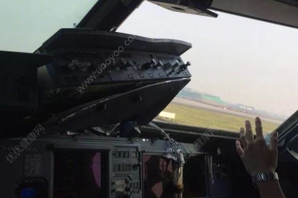 川航客機玻璃破裂平安降落，高空飛機故障乘客要注意什么？(1)