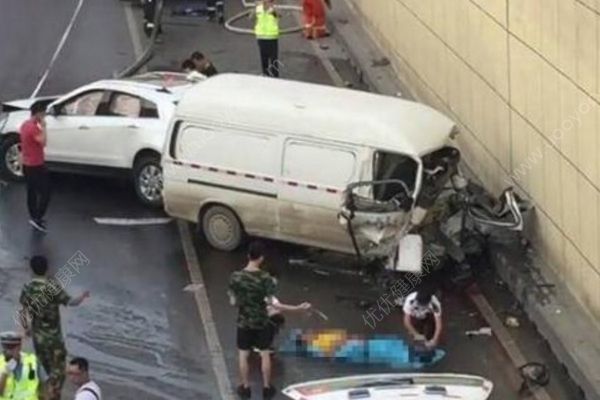 西安玉祥門發(fā)生車禍，因超車躲避障礙失控，超車要注意什么？(2)