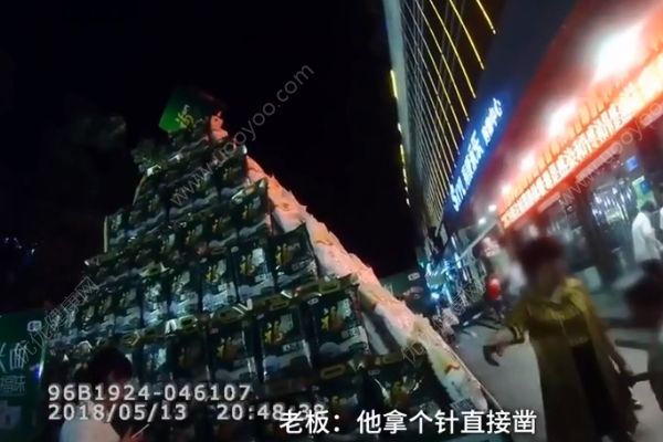 熊孩子用針扎破40袋米面！家長(zhǎng)花近3千買(mǎi)走！(1)