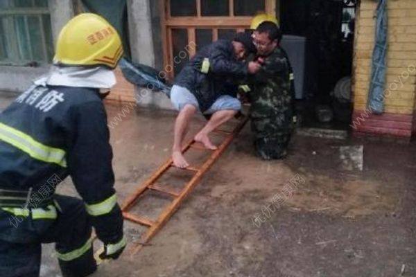 甘肅遭遇強(qiáng)對(duì)流天氣暴雨冰雹，已疏散群眾三百多人(2)
