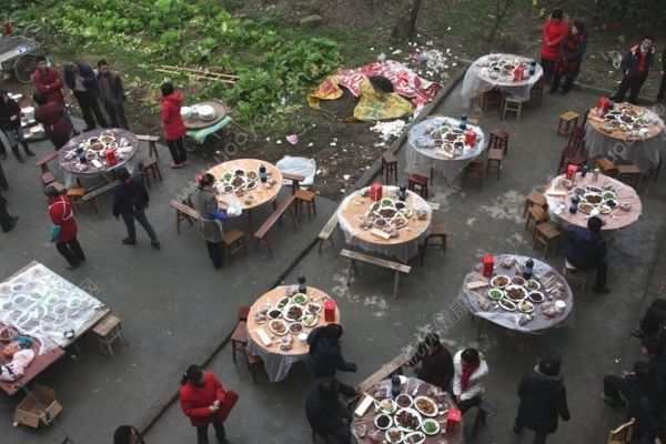 重慶村民家中辦宴席，87人疑食物中毒入院治療(1)