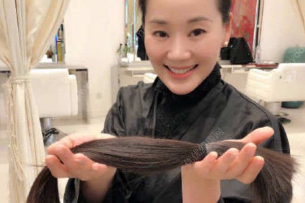 林依輪妻子為腫瘤病人捐發(fā)！長(zhǎng)發(fā)為愛(ài)而留！(1)