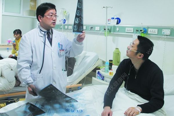 尿毒癥老人被打，僅因?yàn)槲醇皶r讓路被打(2)