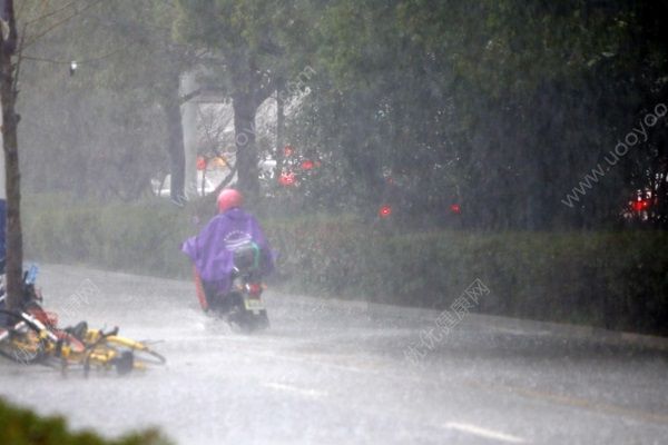 宜賓暴雨男同學(xué)雨中搓澡，用雨水洗澡有害嗎？(4)
