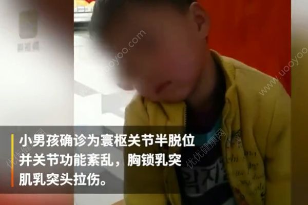躺著玩手機(jī)太久，男童變歪頭寶寶！(3)
