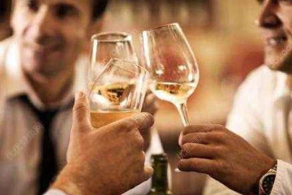 每天半斤白酒，30多歲小伙竟變成“女兒身”，長期飲酒的危害(2)