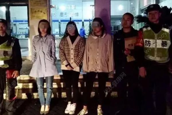 見(jiàn)路邊男子長(zhǎng)得帥，三醉酒姑娘硬要拖其上出租車(2)
