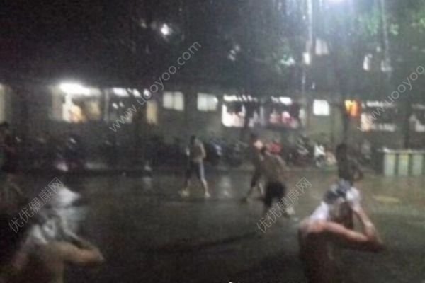 宜賓暴雨男同學(xué)雨中搓澡，用雨水洗澡有害嗎？(1)