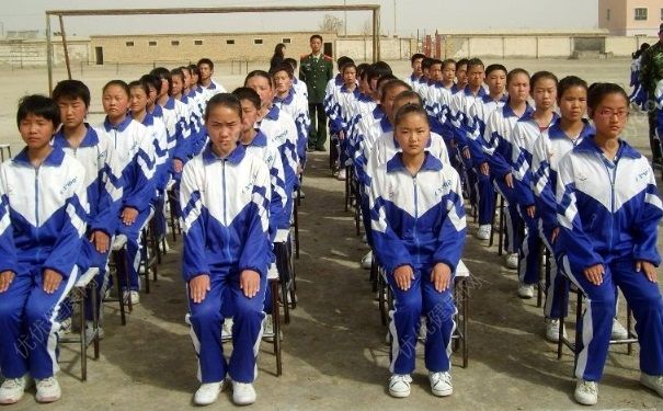 葛優(yōu)躺的危害？青少年如何保護(hù)脊柱？(4)