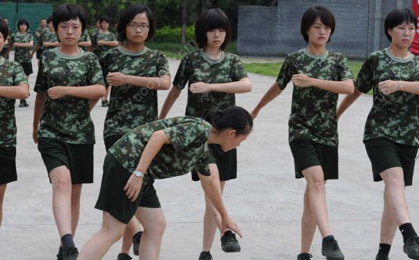 大學(xué)軍訓(xùn)剪頭發(fā)嗎？軍訓(xùn)女生扎什么頭發(fā)？(1)