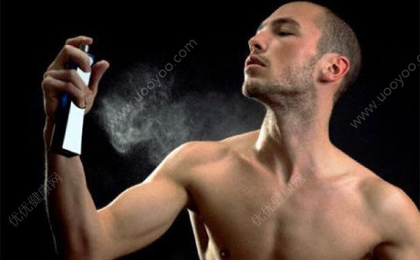 香水噴到衣服上有印怎么辦？香水弄到衣服上怎么洗？(3)