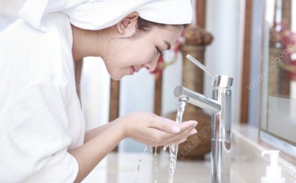 17歲的女生祛痘用什么洗面奶？17歲的女生用什么洗面奶祛痘？(1)