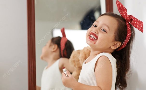 小孩能涂口紅嗎？小孩子涂口紅有什么影響？(1)