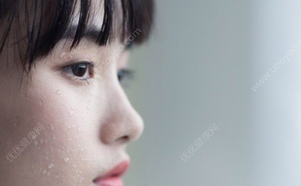 15歲長痘痘怎么辦？15歲長痘痘可以用洗面奶嗎？(1)