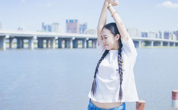 女生穿什么內(nèi)衣顯胸?。可倥┦裁磧?nèi)衣顯胸??？(5)