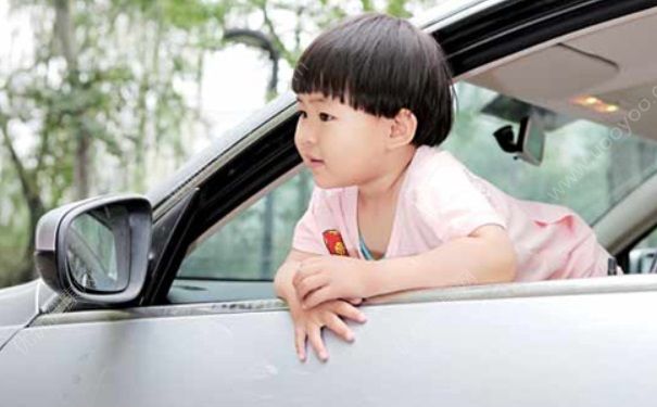 女童掉出車外遭碾 兒童坐車要注意什么？(1)
