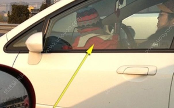女童掉出車外遭碾 兒童坐車要注意什么？(3)