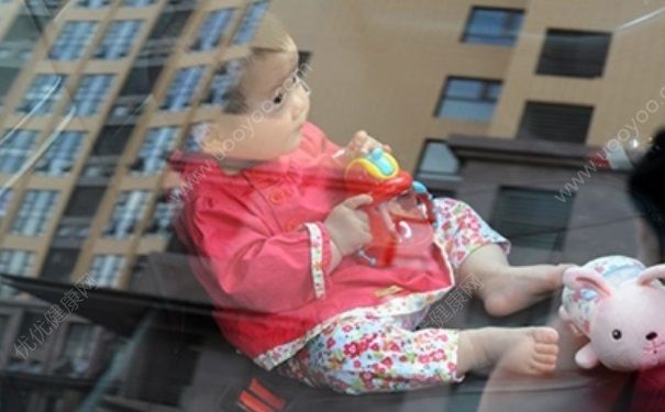 女童掉出車外遭碾 兒童坐車要注意什么？(9)
