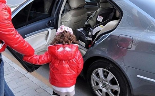 女童掉出車外遭碾 兒童坐車要注意什么？(10)