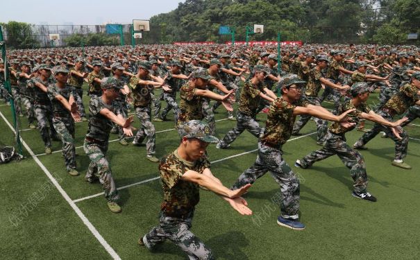 軍訓(xùn)下雨了怎么辦？軍訓(xùn)下雨還會訓(xùn)練嗎？(1)
