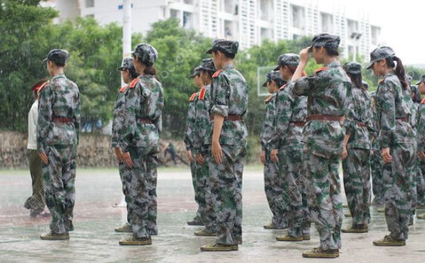 軍訓(xùn)下雨了怎么辦？軍訓(xùn)下雨還會訓(xùn)練嗎？(3)