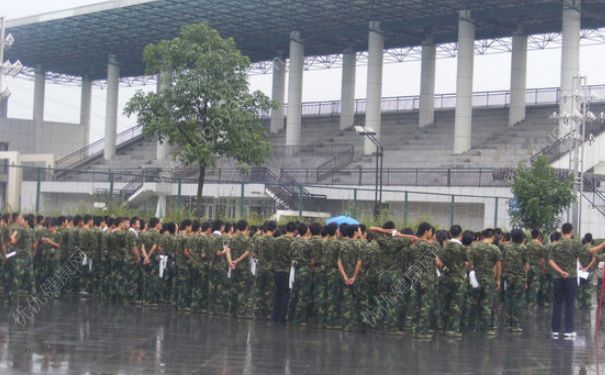軍訓(xùn)下雨了怎么辦？軍訓(xùn)下雨還會訓(xùn)練嗎？(2)