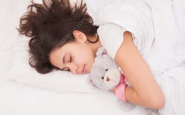 11歲胸部疼是怎么回事？11歲女孩胸部有硬塊正常嗎？(4)