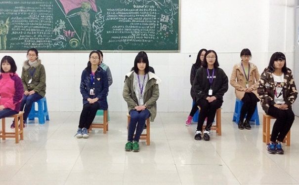 女人的坐姿應(yīng)該怎樣？ 怎么坐最舒服健康？(9)