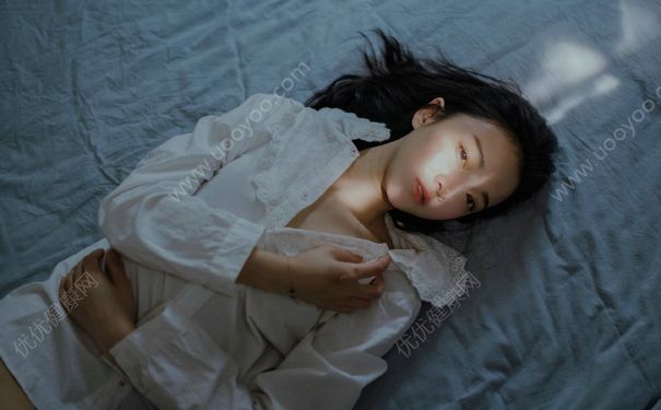 胸小自卑怎么辦？女生胸小很自卑怎么辦？(1)
