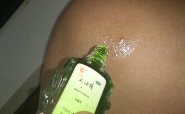 風(fēng)油精不小心到進(jìn)眼睛里怎么辦？風(fēng)油精滴到眼睛里怎么辦？(1)