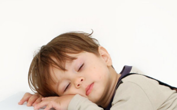 小孩手腳冰涼發(fā)燒怎么辦？小孩手腳冰涼發(fā)燒怎么回事？(1)