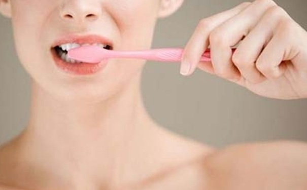 刷牙前含醋會(huì)使牙齒變白嗎？含醋可以美白牙齒嗎？(1)