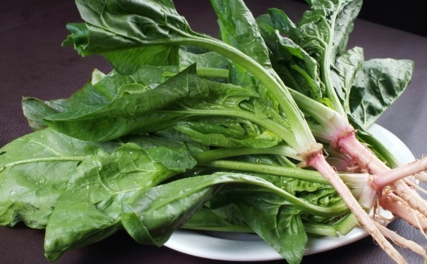 吃菠蘿對(duì)健康的好處是什么？挑選菠菜的技巧有哪些？(1)