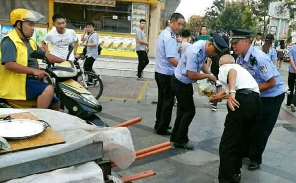 為讓九旬老人早回家，民警買光他的豌豆糕(1)
